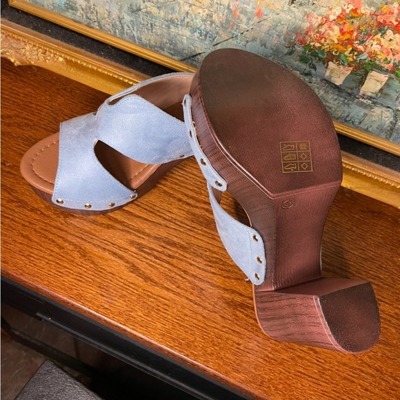 Blue suede open- toe peep toe block heel sandals with cut out - Picture 3 of 3